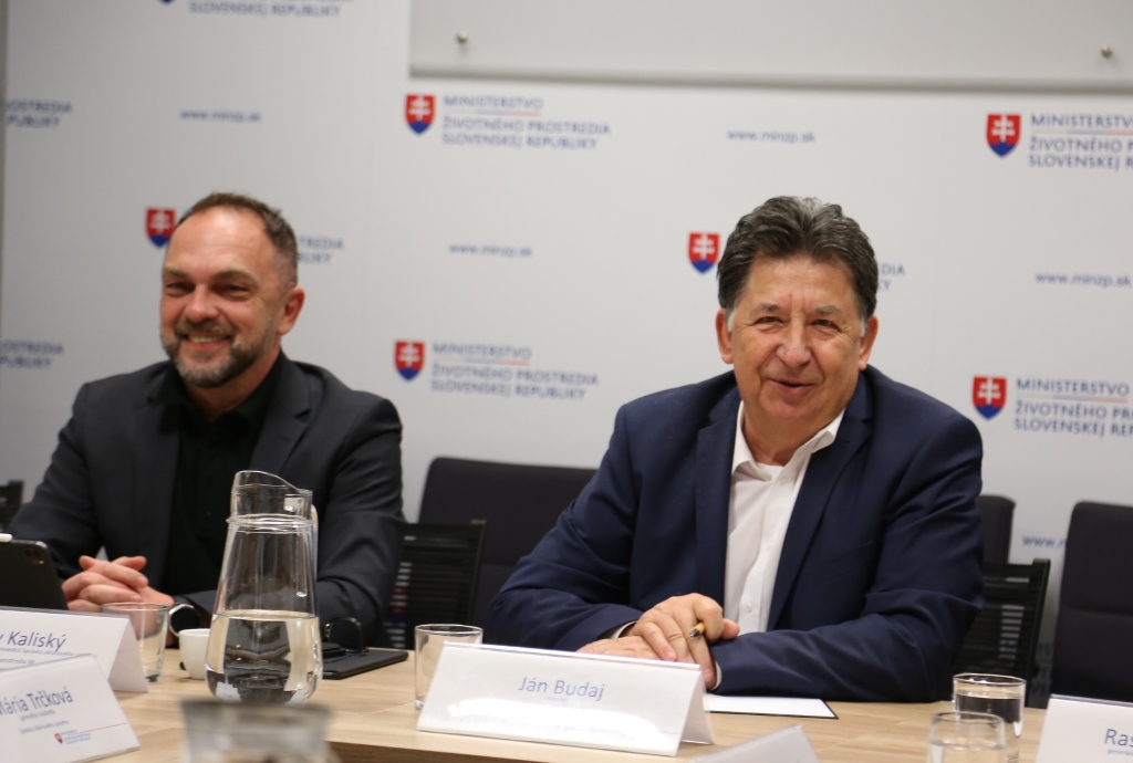 Ministerstvo hovorí o nedostatkoch pri zálohovaní nápojových obalov. Sľubuje nápravu